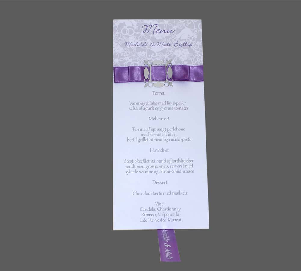 menukort med silkebånd og sølvspænde