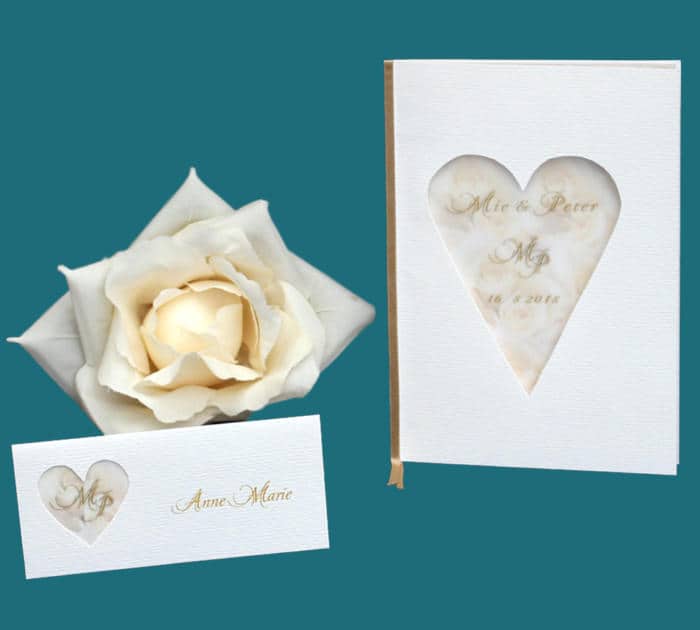 bryllupskort i hammerslået karton med udskåret hjerte