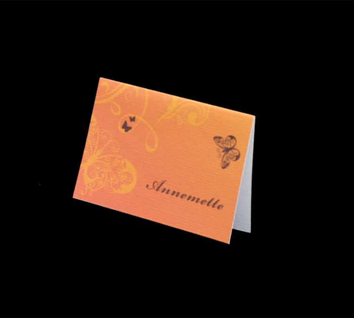 orangefarvet bordkort med sommerfugletryk
