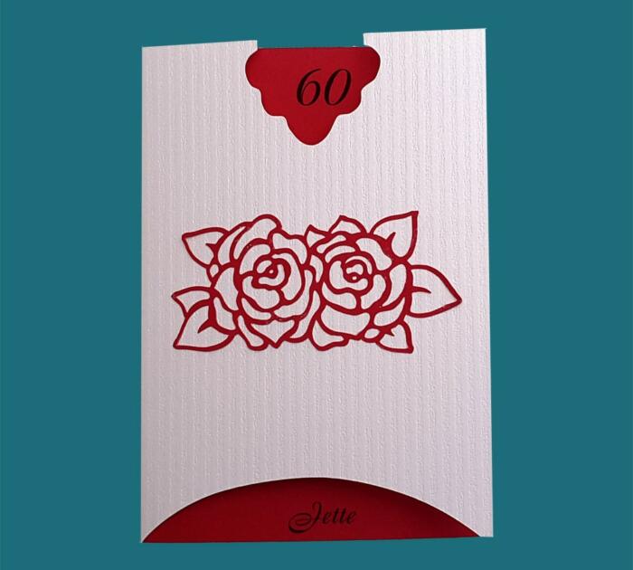 fødselsdagsinvitation i hvidt stribet karton med pålimet rose