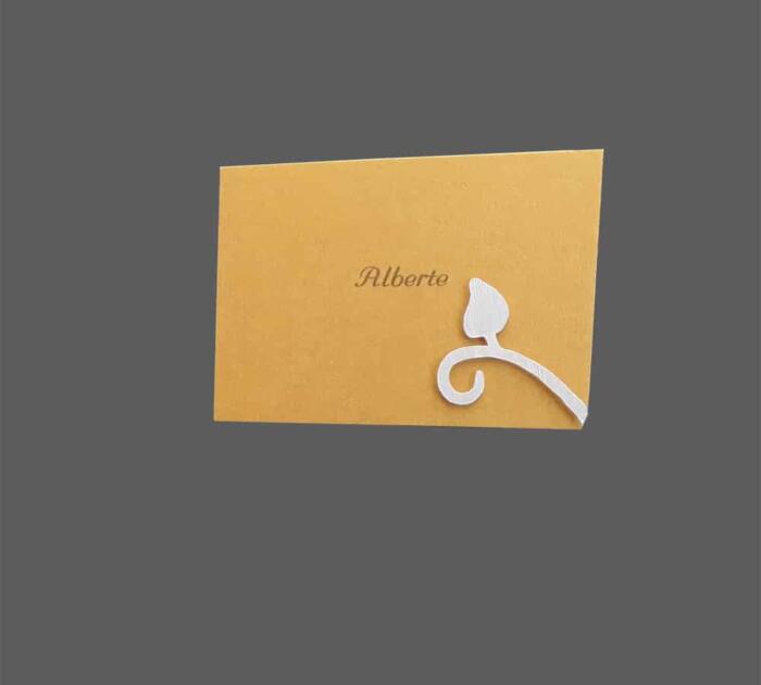 bordkort i guld karton med lille hvid pålimet blomst