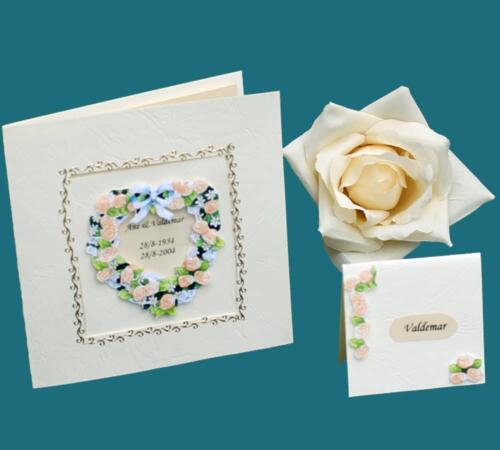 kvadratisk invitation og bordkort med blomsterhjerte til guldbryllup