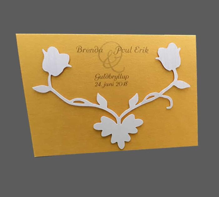 invitation eller menukort i guld karton med hvid blomst