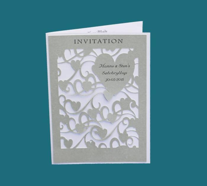 invitation eller menukort med udskårede hjerter i perlemorskarton