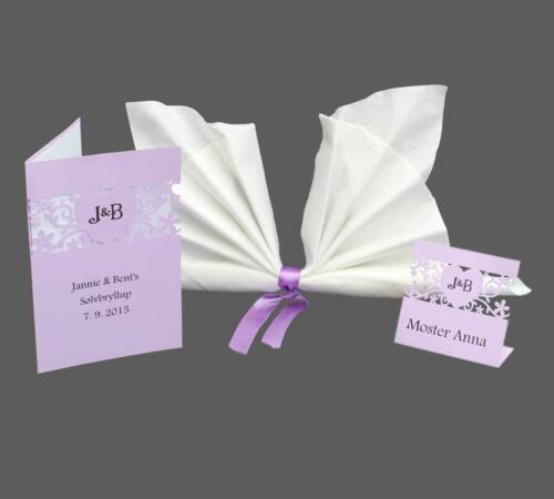 sølvbryllups menukort og bordkort i lilla karton med dekorativ blomsterudskæring