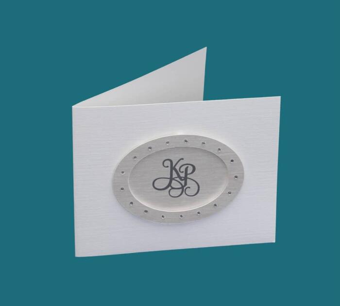 sølvbryllupsinvitation i hvidt linnedkarton med pålimede rhinsten.