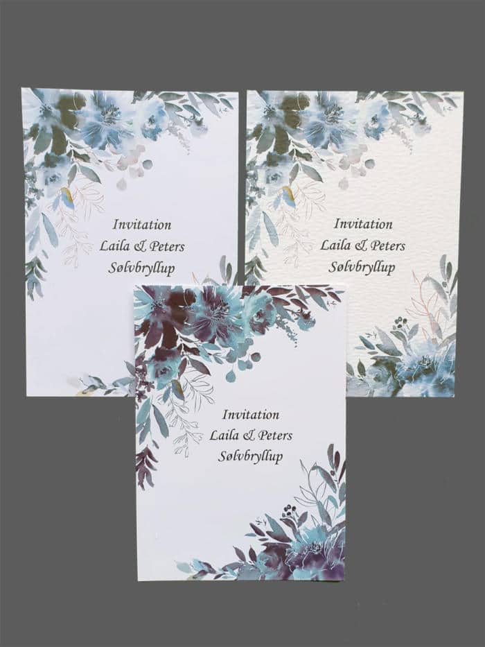 Invitation med blå blomster print på karton