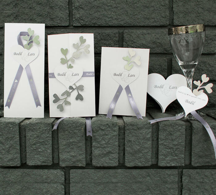 Sølvbryllupskort - Amor serie med sølvhjerter og bånd med sølvtryk.