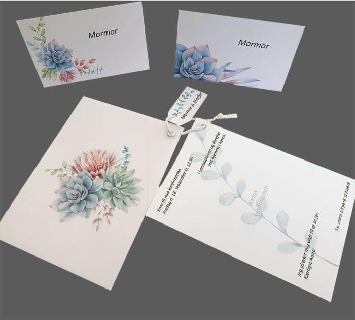invitation og bordkort med kaktusblomster og sukkulenter