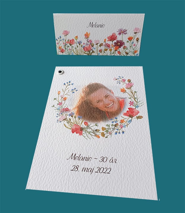 Invitation og bordkort med vilde farverige blomster