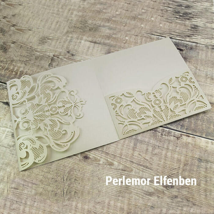 Lommekort med mønsterudskåret flap og lomme - elfenbensfarvet