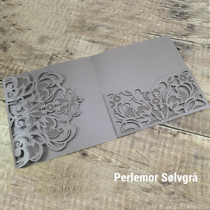 Lommekort med mønsterudskåret flap og lomme - sølvgrå