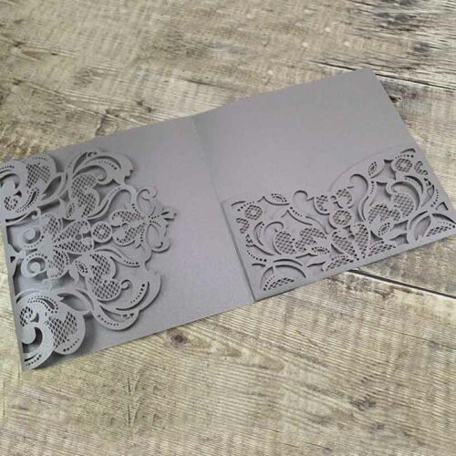 Sølvgrå pocketkort med mønstret flap og lomme